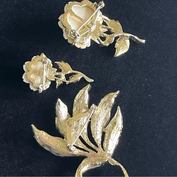 Vintage Carved White Roses And Leaves Brooch Set of 3 ~Gold Tone Metal - Picture 5 of 10